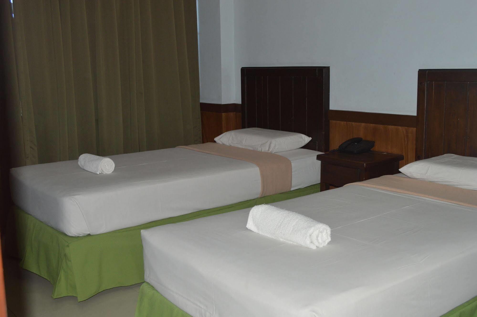 Alu Hotel Davao City Buitenkant foto